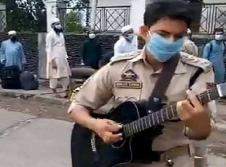 पुलिस अफसर ने स्टेशन पर गिटार बजाकर गाया 'गुलाबी आंखें', VIRAL