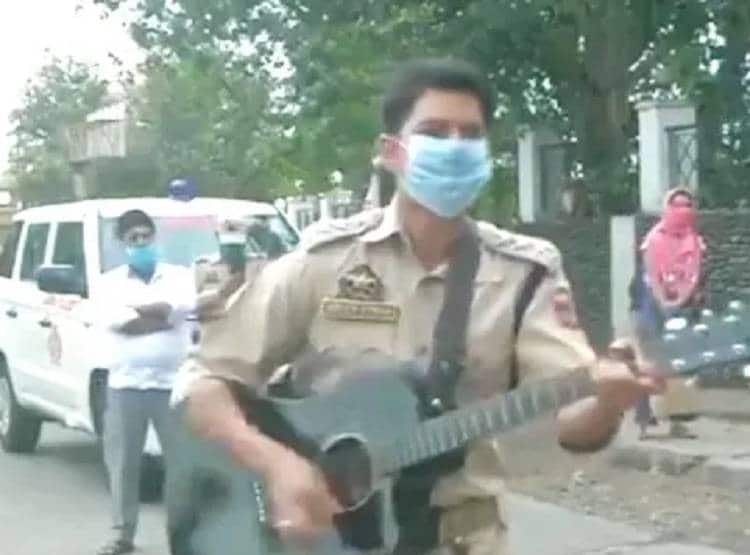 पुलिस अफसर ने स्टेशन पर गिटार बजाकर गाया 'गुलाबी आंखें', VIRAL