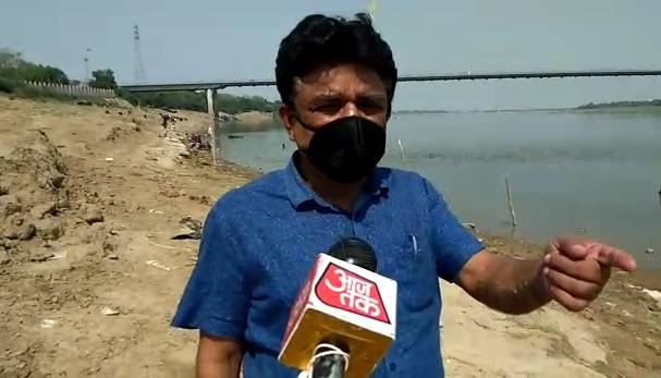 यमुना में मरी मिलीं हजारों मछलियां, नदी किनारे जाने से डरे लोग