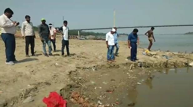 यमुना में मरी मिलीं हजारों मछलियां, नदी किनारे जाने से डरे लोग