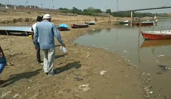 यमुना में मरी मिलीं हजारों मछलियां, नदी किनारे जाने से डरे लोग