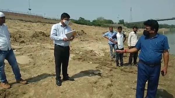 यमुना में मरी मिलीं हजारों मछलियां, नदी किनारे जाने से डरे लोग