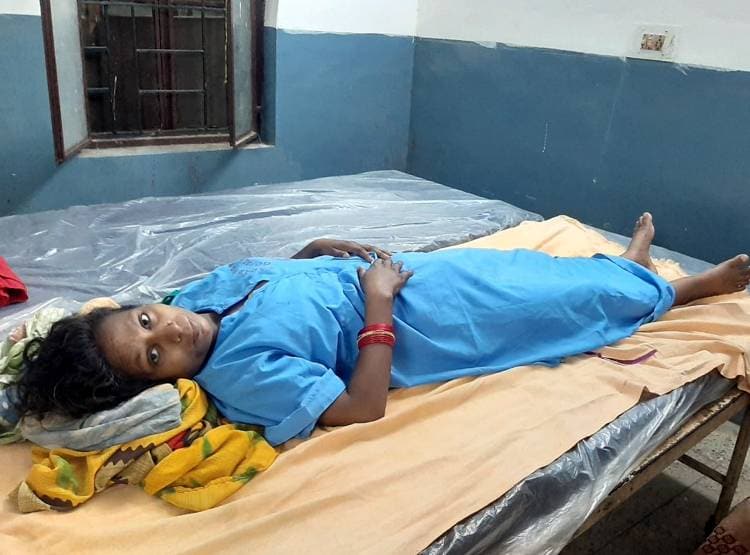 महिला को प्रसव पीड़ा हुई तो डर गया ट्रक वाला, रास्ते में उतारकर भागा