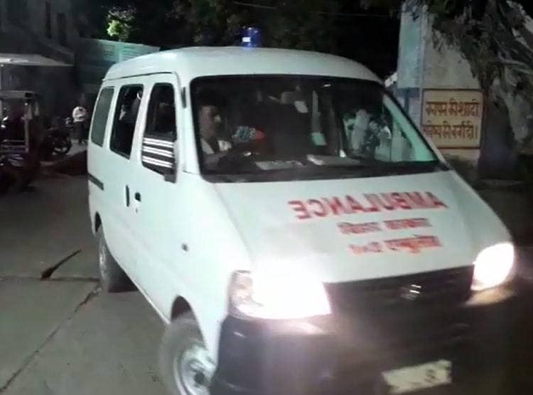 महिला को प्रसव पीड़ा हुई तो डर गया ट्रक वाला, रास्ते में उतारकर भागा