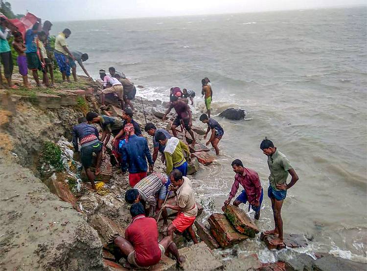 तूफान अम्फान छोड़ गया बर्बादी का ऐसा भयावह मंजर, देखिए तस्वीरें...