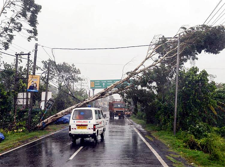 तूफान अम्फान छोड़ गया बर्बादी का ऐसा भयावह मंजर, देखिए तस्वीरें...