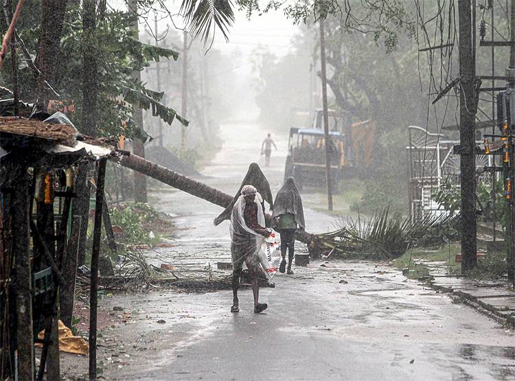 तूफान अम्फान छोड़ गया बर्बादी का ऐसा भयावह मंजर, देखिए तस्वीरें...