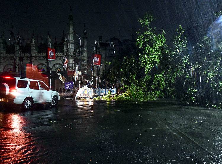 तूफान अम्फान छोड़ गया बर्बादी का ऐसा भयावह मंजर, देखिए तस्वीरें...