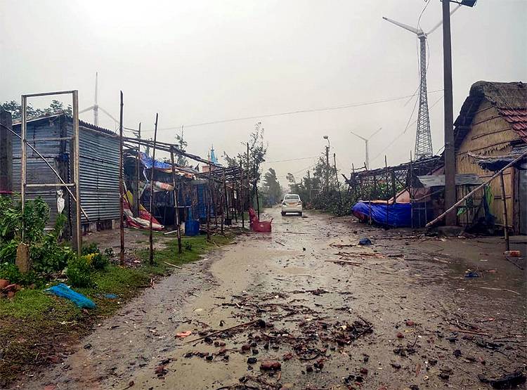 तूफान अम्फान छोड़ गया बर्बादी का ऐसा भयावह मंजर, देखिए तस्वीरें...