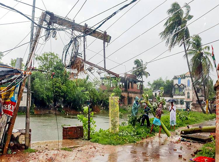 तूफान अम्फान छोड़ गया बर्बादी का ऐसा भयावह मंजर, देखिए तस्वीरें...