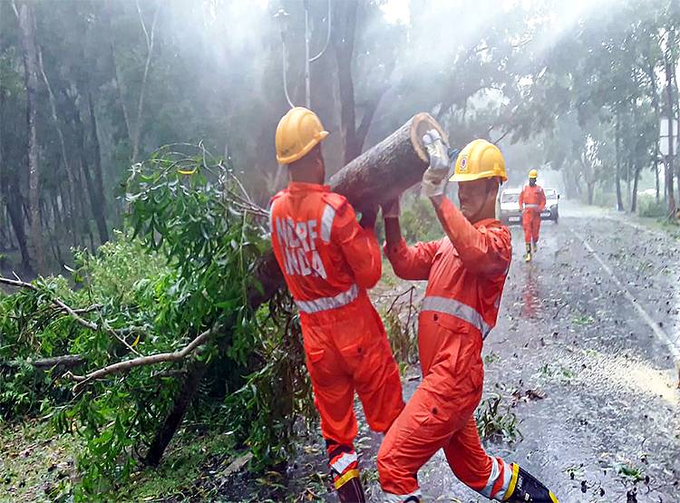 तूफान अम्फान छोड़ गया बर्बादी का ऐसा भयावह मंजर, देखिए तस्वीरें...