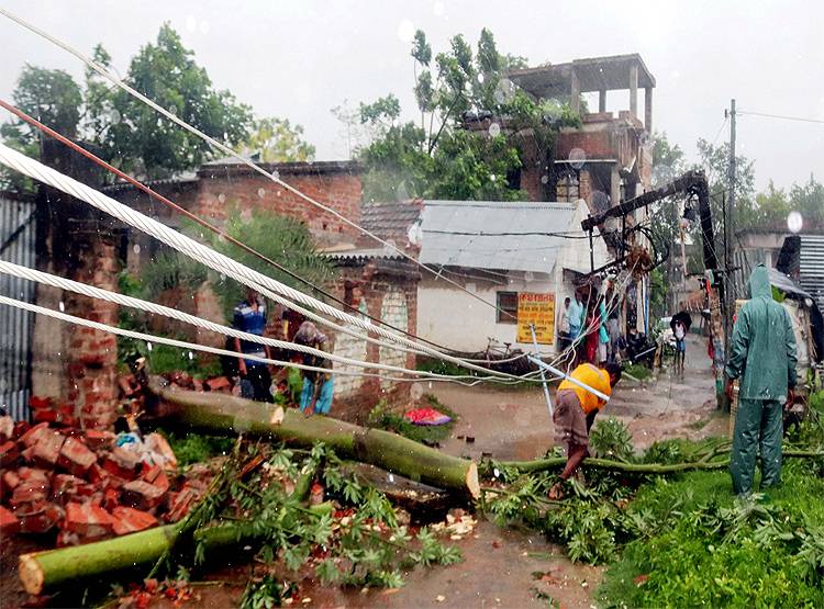 तूफान अम्फान छोड़ गया बर्बादी का ऐसा भयावह मंजर, देखिए तस्वीरें...