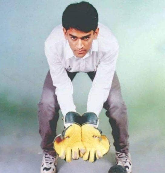 CSK ने शेयर किया धोनी का फोटो, फिशिंग में हाथ आजमा रहे माही