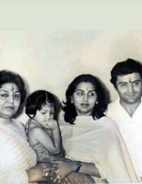 रिद्धिमा ने शेयर की पिता ऋषि संग Unseen फोटो, रणबीर-नीतू भी दिखे