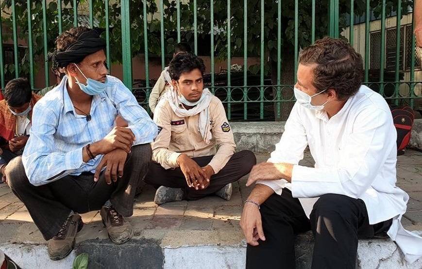 फुटपाथ पर मजदूरों से मिले राहुल, सुरक्षित घर वापसी का दिया भरोसा