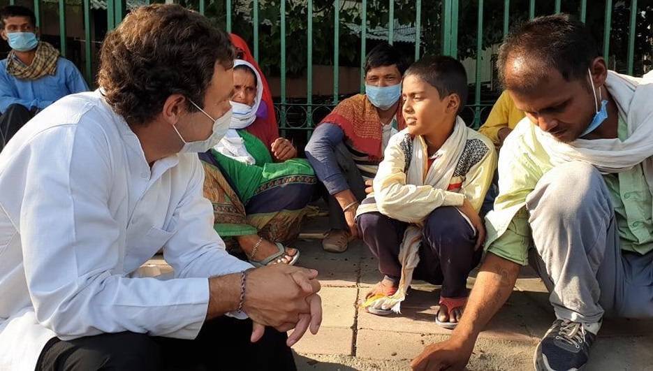 फुटपाथ पर मजदूरों से मिले राहुल, सुरक्षित घर वापसी का दिया भरोसा