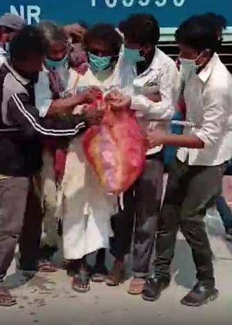 भूख के आगे मजबूर हुए मजदूर, रेलवे स्टेशन पर लूट ली फूड वेंडिंग मशीन