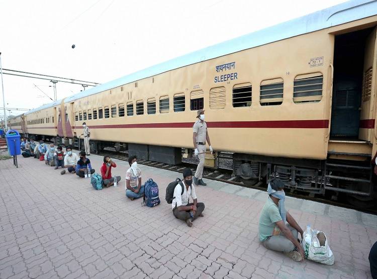 लॉकडाउन: मजदूरों को क्या देना होगा किराया? रेलवे ने कही ये बात