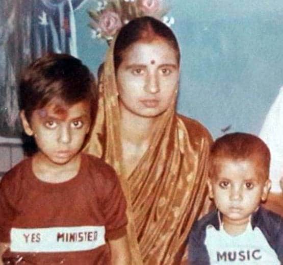 कुछ इस तरह मां को सलाम कर रहे बॉलीवुड स्टार्स, अनुष्का-करीना ने किए पोस्ट