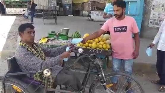 जरूरतमंदों को मास्क और राशन बांट रहा दिव्यांग राजू, PM मोदी भी मुरीद