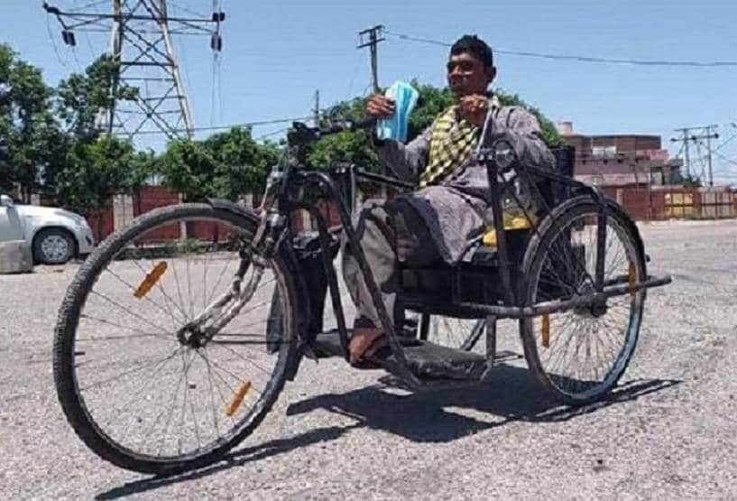 जरूरतमंदों को मास्क और राशन बांट रहा दिव्यांग राजू, PM मोदी भी मुरीद