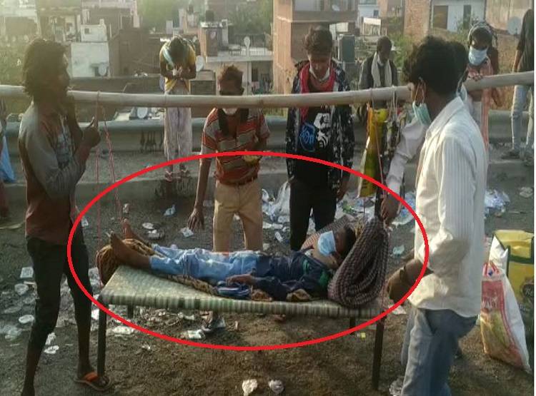 बीमार बेटे को चारपाई पर लेकर 800 KM के सफर पर निकला पिता