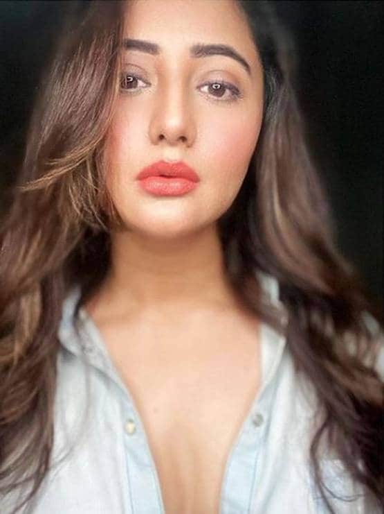 बदले अंदाज में रश्‍म‍ि ने शेयर की फोटोज, सेलेब्स ने कहा- आग लगा दी