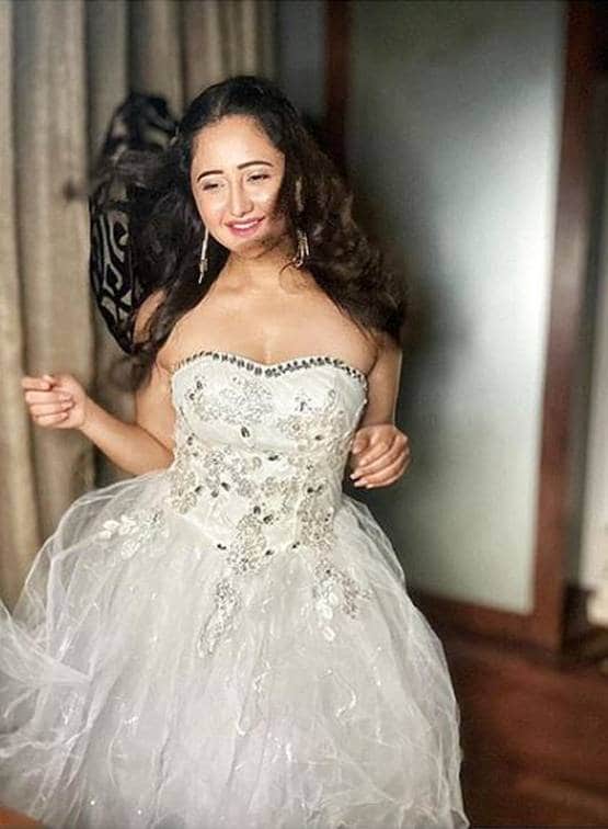 बदले अंदाज में रश्‍म‍ि ने शेयर की फोटोज, सेलेब्स ने कहा- आग लगा दी