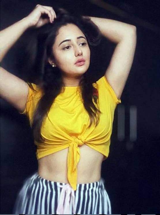 बदले अंदाज में रश्‍म‍ि ने शेयर की फोटोज, सेलेब्स ने कहा- आग लगा दी