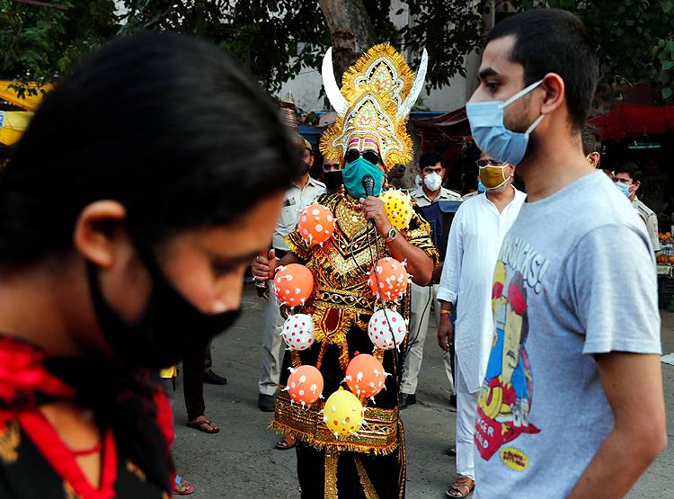 वैज्ञानिक बना रहे ऐसा मास्क, जो कोरोना वायरस के छूते ही बदल लेगा रंग