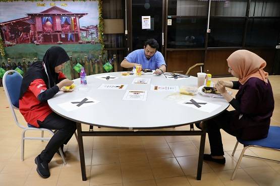 दुनिया भर में कोरोना ने बदला ईद मनाने का अंदाज, देखें तस्वीरें