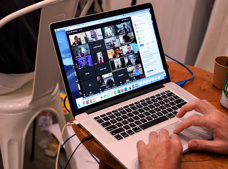 Zoom पर चल रही थी बाइबिल क्लास, तभी चलने लगा पोर्न वीडियो, केस दर्ज