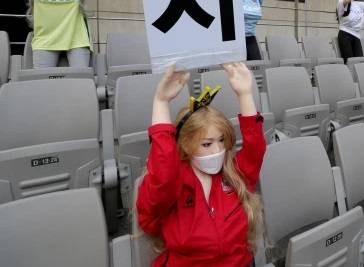 फुटबॉल मैच में दर्शकों की जगह बैठा दी सेक्स डॉल, पड़ गया महंगा