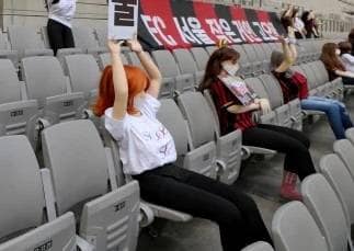 फुटबॉल मैच में दर्शकों की जगह बैठा दी सेक्स डॉल, पड़ गया महंगा