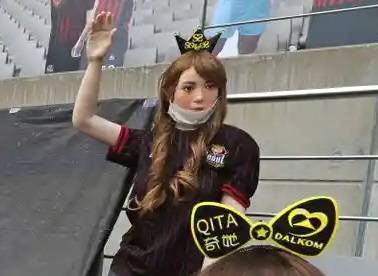 फुटबॉल मैच में दर्शकों की जगह बैठा दी सेक्स डॉल, पड़ गया महंगा