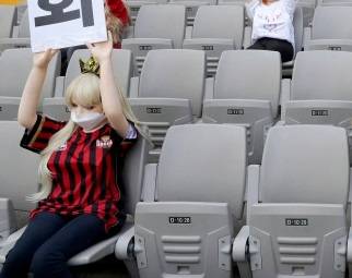 फुटबॉल मैच में दर्शकों की जगह बैठा दी सेक्स डॉल, पड़ गया महंगा