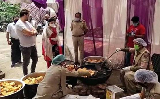 मदद को आगे आईं सपना, जमीन पर बैठकर बेली पूड़ियां, पुलिस को किया सैल्यूट