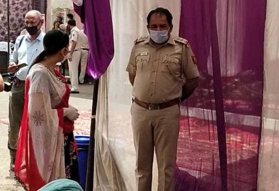 मदद को आगे आईं सपना, जमीन पर बैठकर बेली पूड़ियां, पुलिस को किया सैल्यूट