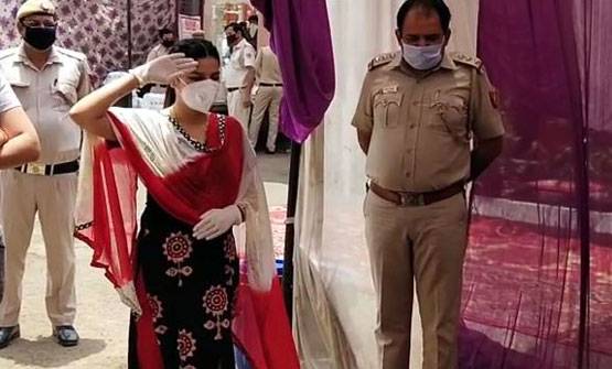 मदद को आगे आईं सपना, जमीन पर बैठकर बेली पूड़ियां, पुलिस को किया सैल्यूट