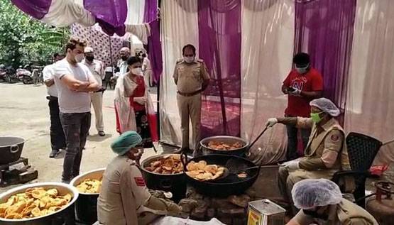 मदद को आगे आईं सपना, जमीन पर बैठकर बेली पूड़ियां, पुलिस को किया सैल्यूट