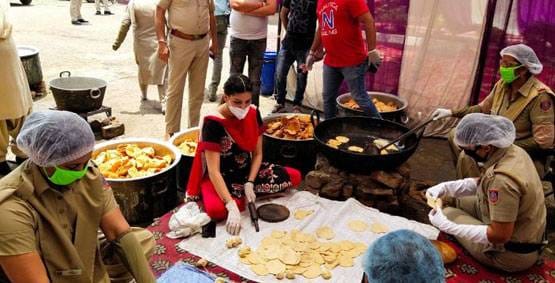 मदद को आगे आईं सपना, जमीन पर बैठकर बेली पूड़ियां, पुलिस को किया सैल्यूट