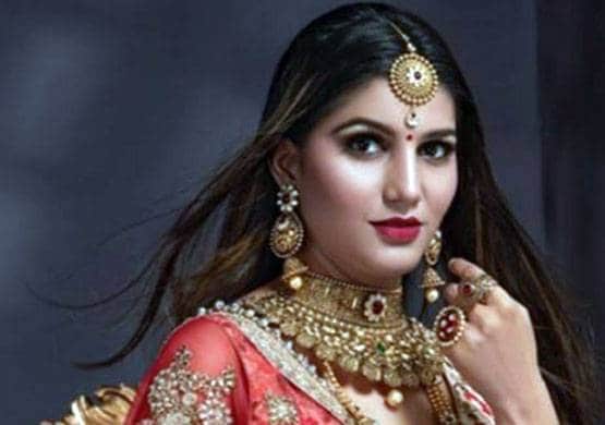 मदद को आगे आईं सपना, जमीन पर बैठकर बेली पूड़ियां, पुलिस को किया सैल्यूट