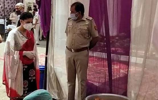 मदद को आगे आईं सपना, जमीन पर बैठकर बेली पूड़ियां, पुलिस को किया सैल्यूट