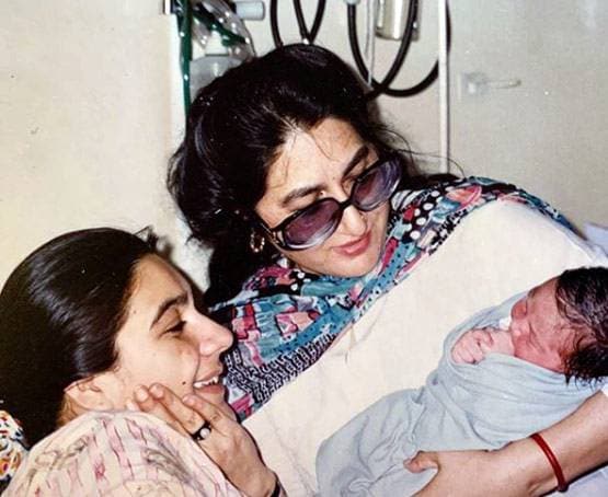 कुछ इस तरह मां को सलाम कर रहे बॉलीवुड स्टार्स, अनुष्का-करीना ने किए पोस्ट