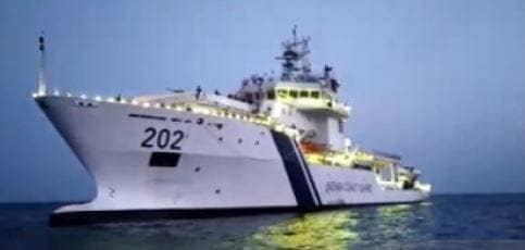 नेवी ने अलग अंदाज में दी कोरोना कर्मवीरों को सलामी, देखें तस्वीरें