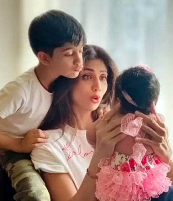 कुछ इस तरह मां को सलाम कर रहे बॉलीवुड स्टार्स, अनुष्का-करीना ने किए पोस्ट