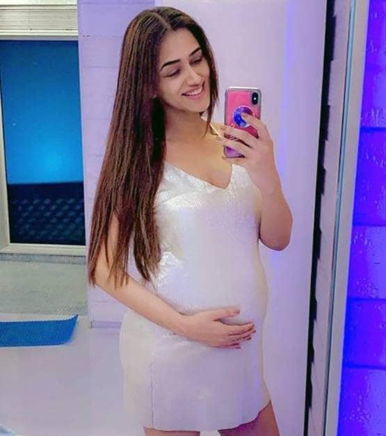 टीवी एक्ट्रेस स्मृति खन्ना ने बताया बेटी का नाम, शेयर की फैमिली फोटो