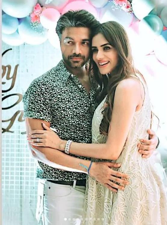 टीवी एक्ट्रेस स्मृति खन्ना ने बताया बेटी का नाम, शेयर की फैमिली फोटो