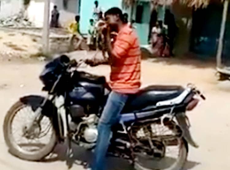 सांप को गर्दन में डालकर चला रहा था बाइक, काटा तो गुस्से में चबा गया