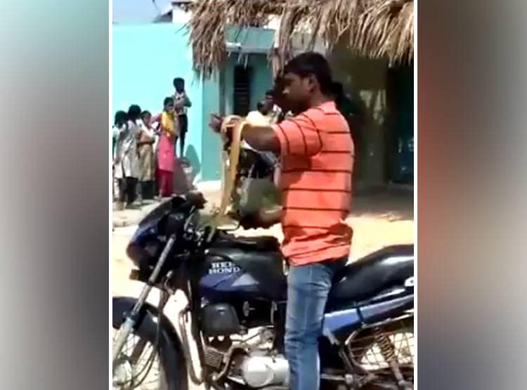 सांप को गर्दन में डालकर चला रहा था बाइक, काटा तो गुस्से में चबा गया